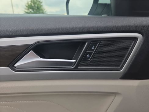 Certified 2023 Volkswagen Atlas SE w/ Black Wheel Package image 11