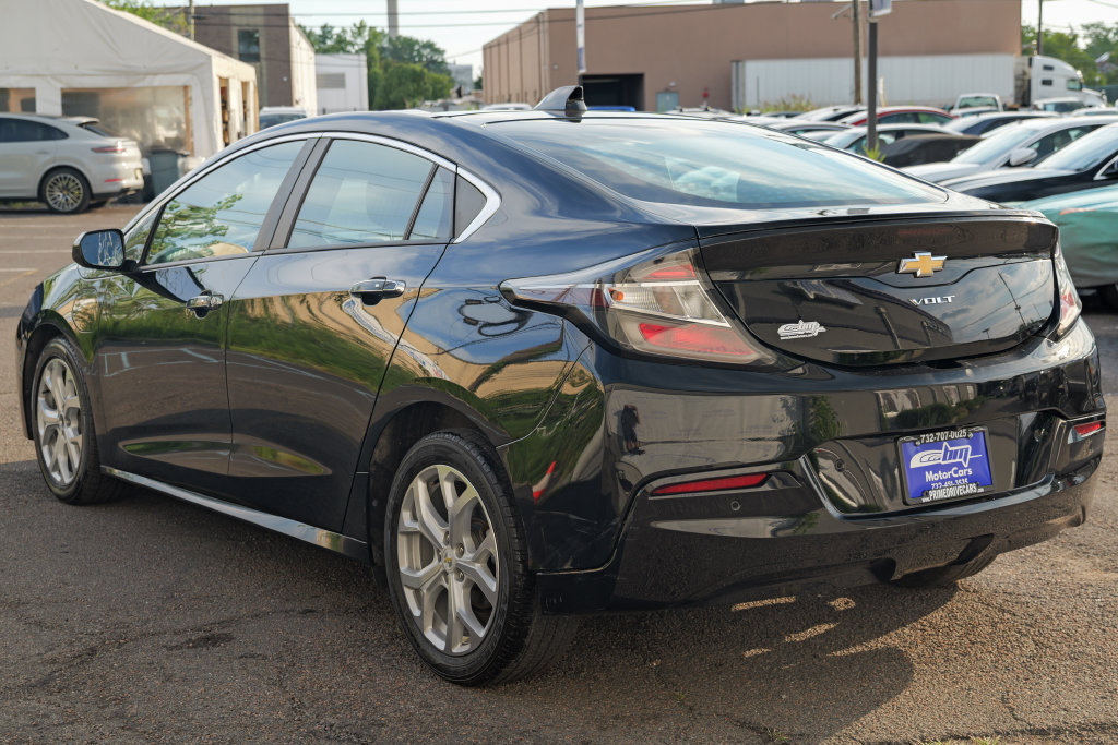 Used 2018 Chevrolet Volt Premier w/ Driver Confidence Package FWD image 5