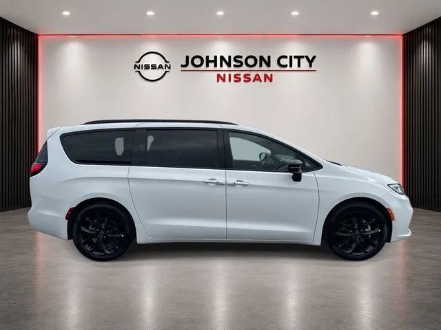 Used 2025 Chrysler Pacifica Limited FWD image 3