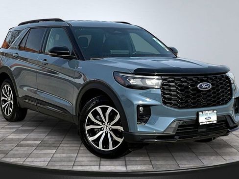 Certified 2025 Ford Explorer ST-Line image 3