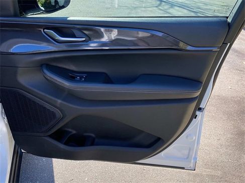 Used 2023 Jeep Grand Cherokee Altitude image 35