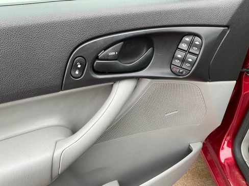 Used 2005 Ford Focus ZX5 Hatchback image 14