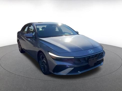 Used 2025 Hyundai Elantra SEL image 3
