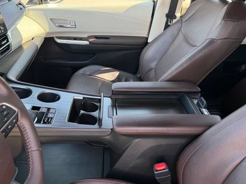 Used 2023 Toyota Sienna Platinum FWD image 11