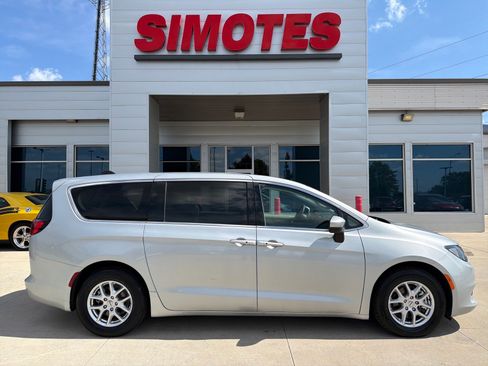 Used 2023 Chrysler Voyager LX FWD image 1