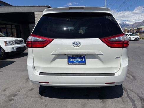 Used 2020 Toyota Sienna XLE w/ XLE Navigation Package FWD image 6