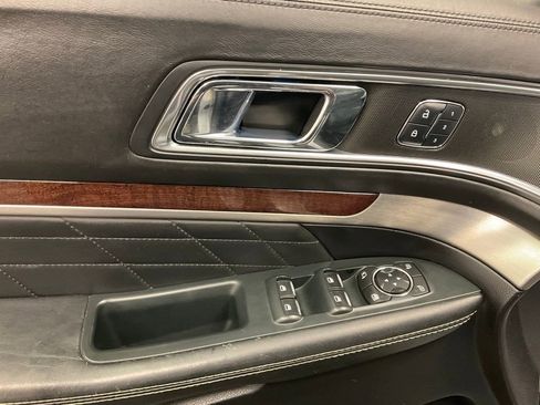 Used 2018 Ford Explorer Platinum image 17