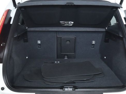 Used 2024 Volvo XC40 B5 Core image 32