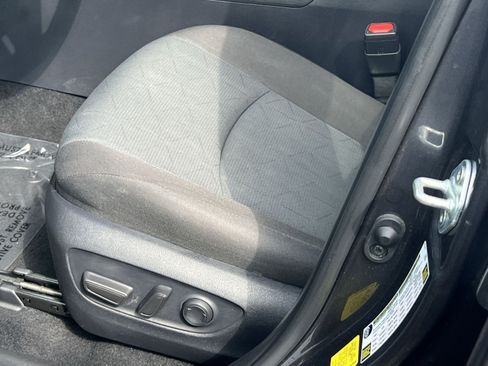 Used 2025 Toyota RAV4 XLE AWD/4WD image 10