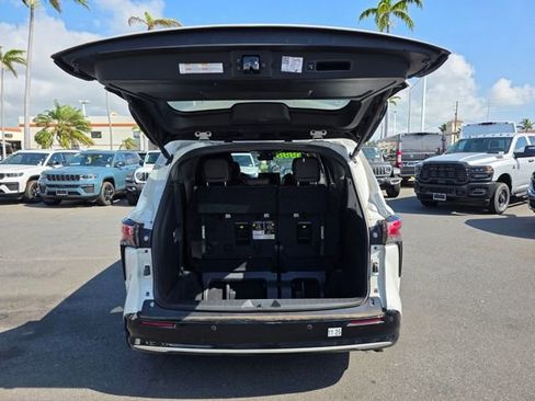 Used 2023 Toyota Sienna Platinum FWD image 11
