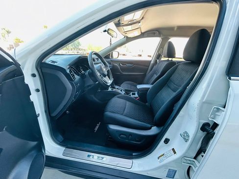 Used 2018 Nissan Rogue SV w/ Premium Package FWD image 31
