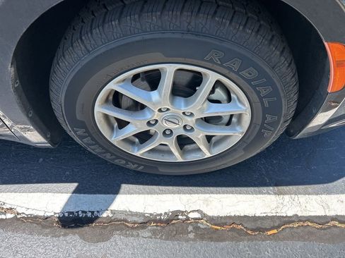 Used 2024 Chrysler Pacifica Touring-L image 2