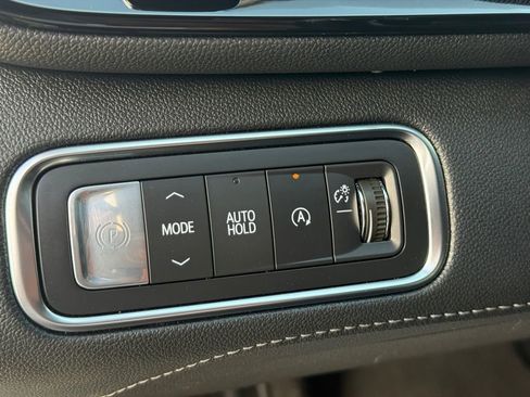 Used 2025 Buick Enclave Preferred image 3