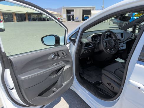 Used 2025 Chrysler Pacifica Select FWD image 10