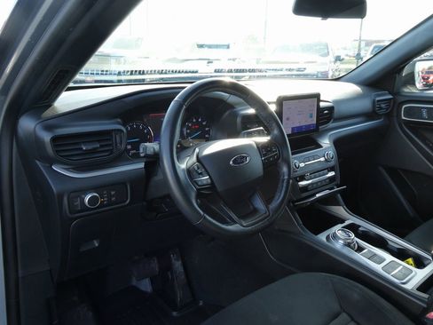 Used 2020 Ford Explorer XLT image 25