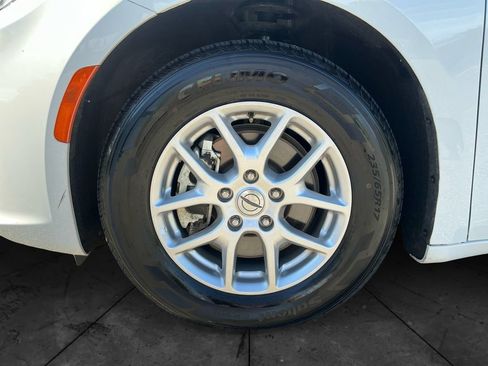 Used 2024 Chrysler Pacifica Touring-L FWD image 15