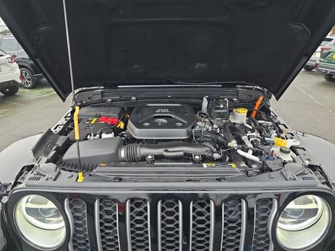 Used 2022 Jeep Wrangler Unlimited Sahara w/ Cold Weather Group image 31