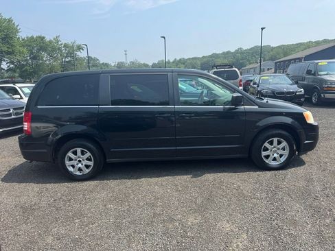 Used 2010 Chrysler Town & Country LX image 13