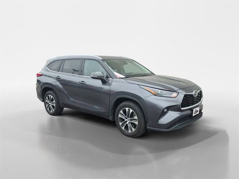 Used 2022 Toyota Highlander XLE image 2