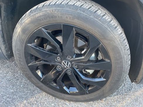 Used 2023 Volkswagen Taos SE w/ Panoramic Sunroof Package image 5