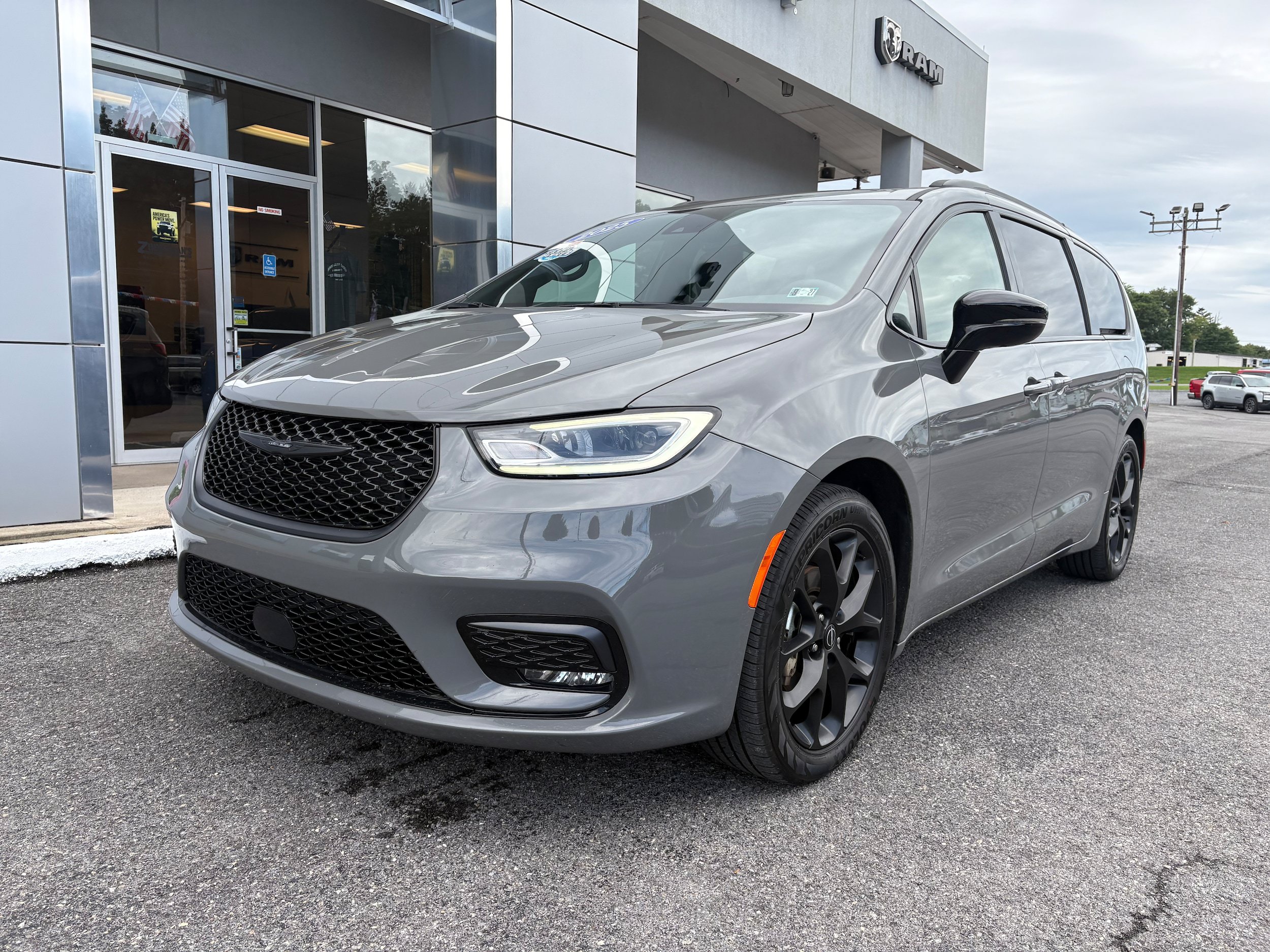 Certified 2025 Chrysler Pacifica Limited FWD image 3