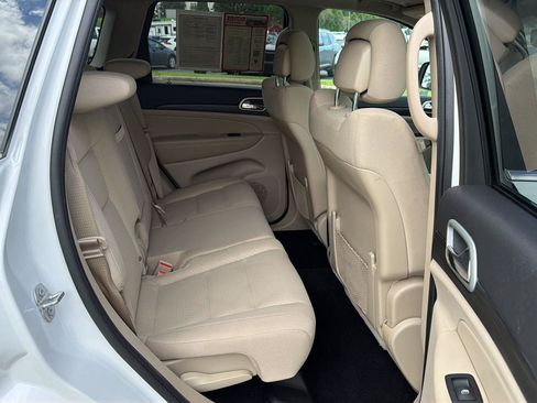 Used 2021 Jeep Grand Cherokee Laredo RWD image 12