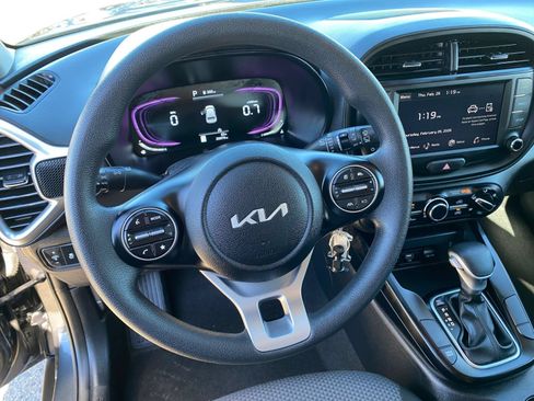 Used 2025 Kia Soul LX w/ LX Technology Package FWD image 25