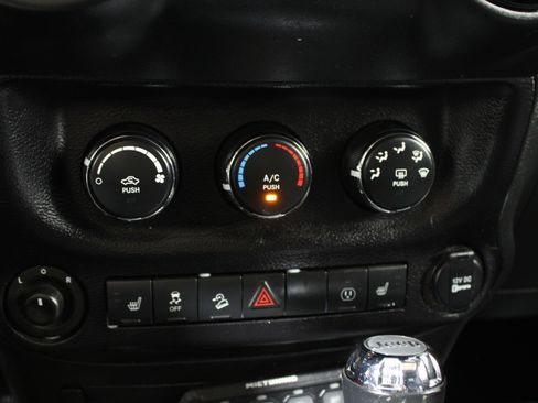 Used 2015 Jeep Wrangler Unlimited Sahara image 15