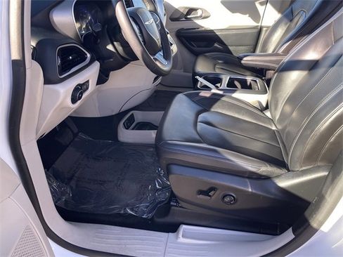 Used 2023 Chrysler Pacifica Touring-L image 22