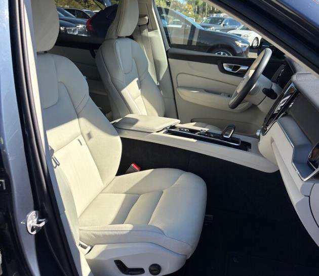 Used 2024 Volvo XC60 B5 Core w/ Protection Package Premier AWD/4WD image 7