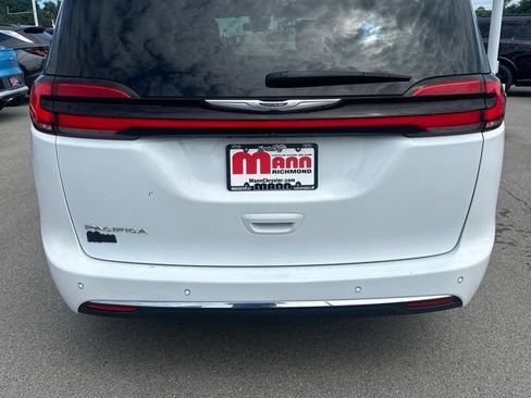 Used 2023 Chrysler Pacifica Touring-L FWD image 2