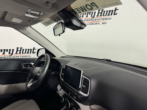 Used 2025 Hyundai Venue SEL image 31