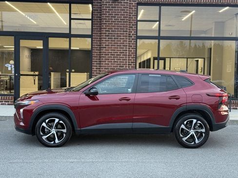 Used 2024 Chevrolet Trax RS w/ Sunroof Package image 3