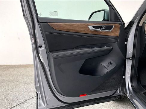 Used 2025 Volkswagen Atlas SE FWD image 21