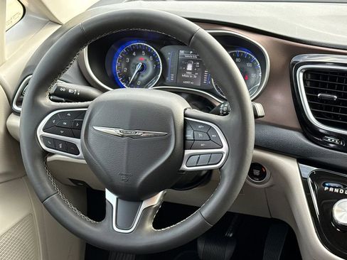 Used 2023 Chrysler Voyager LX image 13