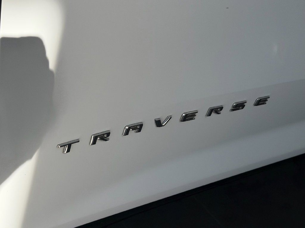 Used 2025 Chevrolet Traverse LT FWD image 9