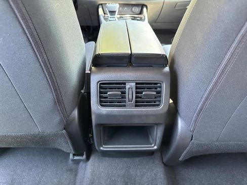 Used 2022 Nissan Rogue S image 33