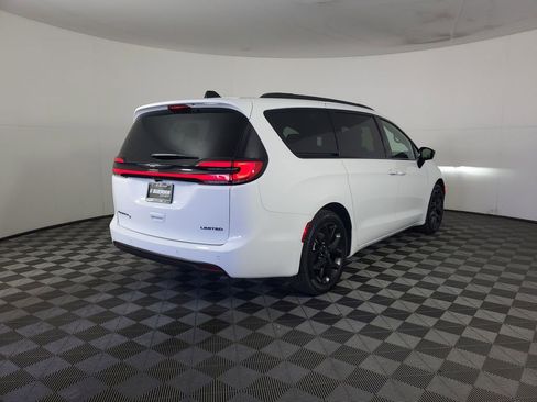 New 2026 Chrysler Pacifica Limited image 4