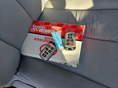 Used 2011 Toyota Sienna XLE image 16