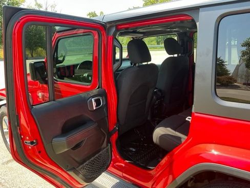Used 2018 Jeep Wrangler Unlimited Sahara w/ Uconnect 4C Nav & Sound Group AWD/4WD image 17