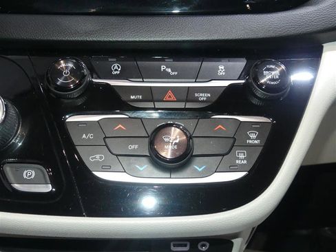 Used 2018 Chrysler Pacifica LX image 35