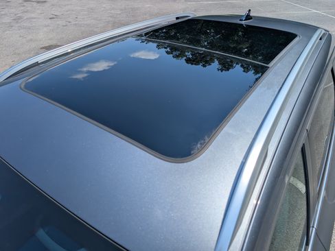 Used 2025 Volkswagen Taos SE w/ Panoramic Sunroof Package FWD image 14