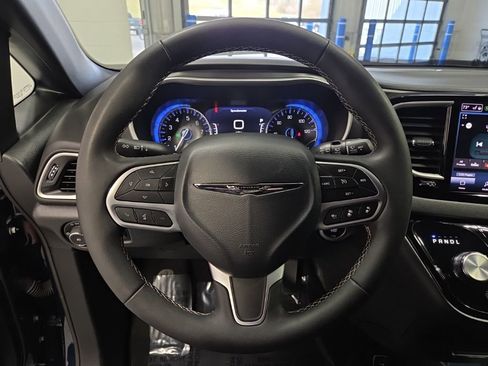 Used 2025 Chrysler Pacifica Select FWD image 12