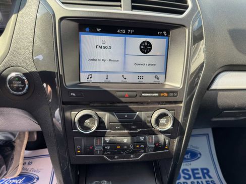 Used 2017 Ford Explorer XLT w/ Equipment Group 202A FWD image 3