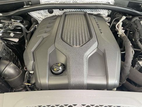 Certified 2023 Porsche Macan AWD/4WD image 24