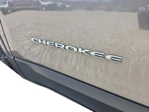 Used 2019 Jeep Cherokee Limited AWD/4WD image 23