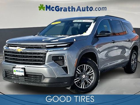 Used 2025 Chevrolet Traverse LT image 3