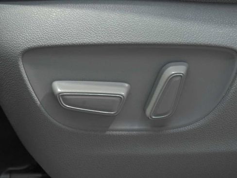 Used 2022 Toyota Highlander L FWD image 19