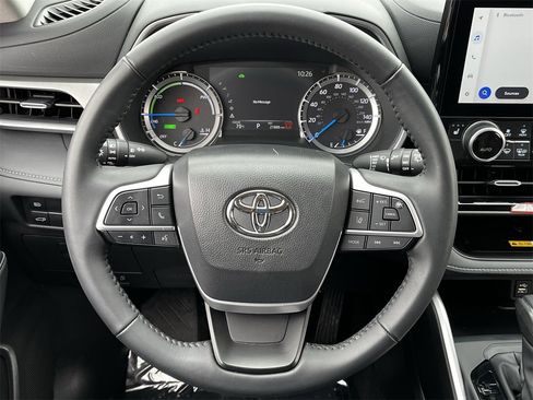 Used 2025 Toyota Highlander XLE image 11