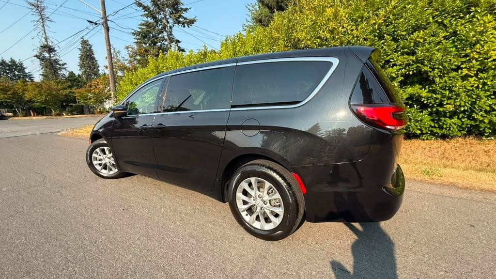 Used 2023 Chrysler Pacifica Touring-L AWD/4WD image 16